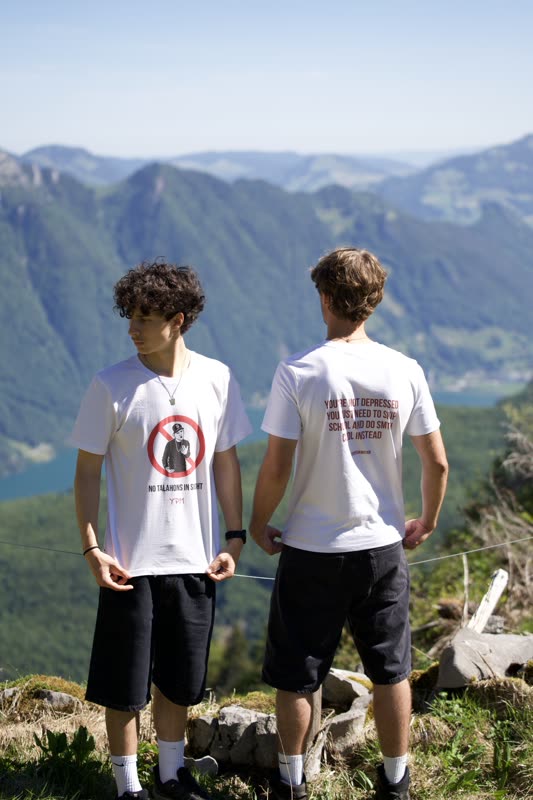 Zwei Personen in YPM-Shirts in den Bergen